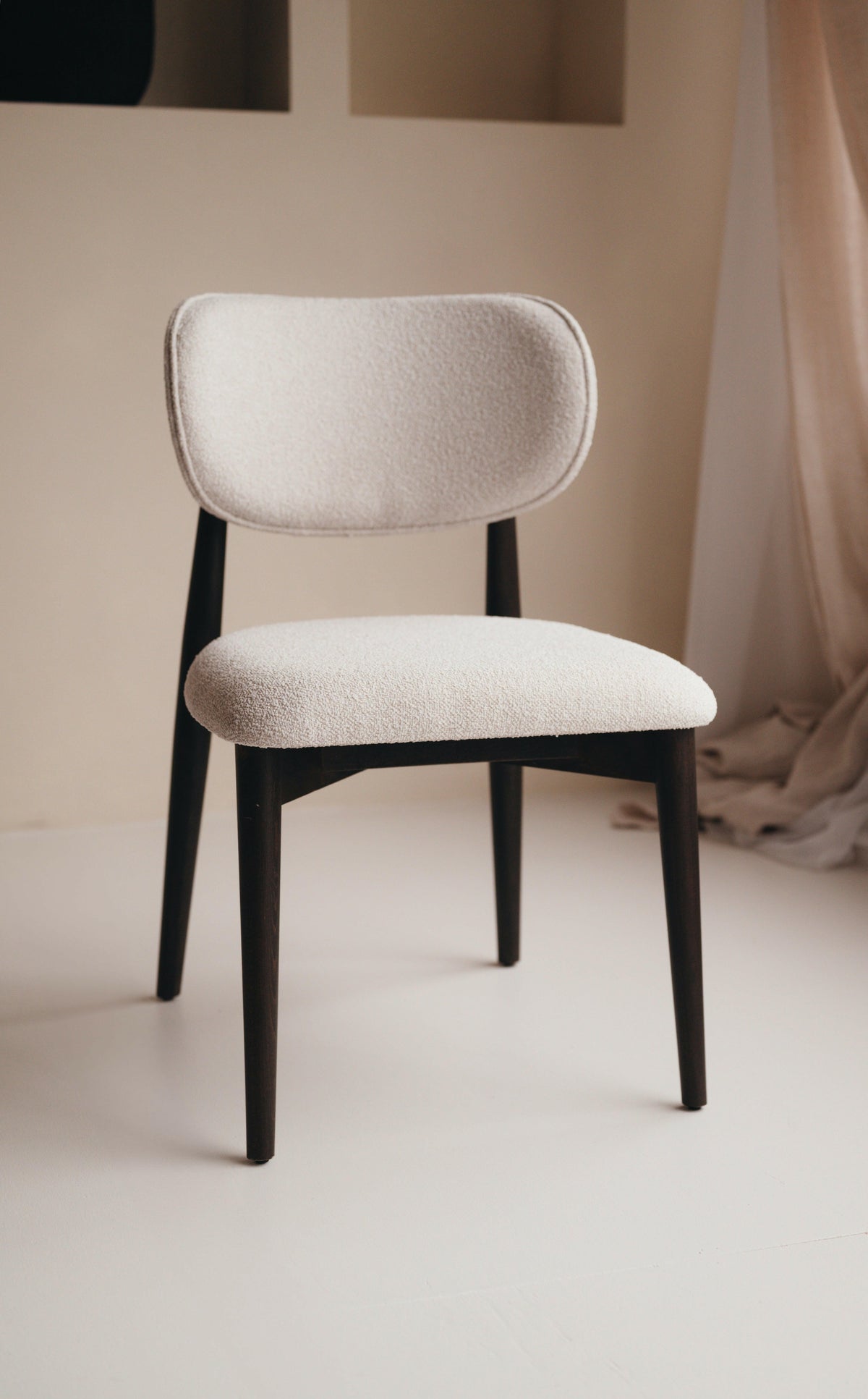 Mokani Eetkamerstoelen houten Eetkamerstoel in japandi stijl.