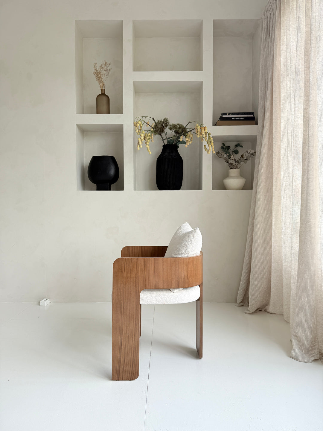 Mokani Design eetkamerstoel van massief notenhout