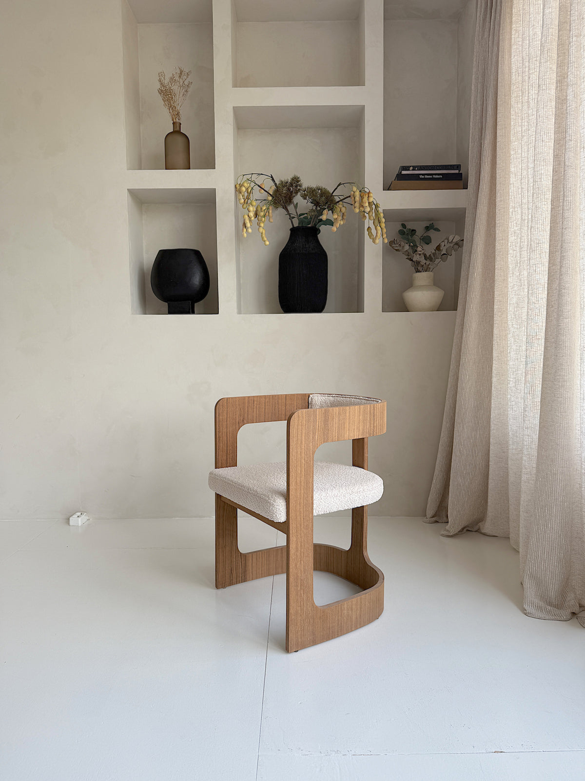 Mokani Design eetkamerstoel van notenhout – minimalistisch, warm en stijlvol