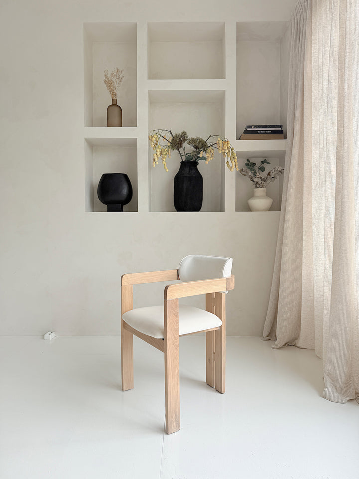 Mokani Japandi eetkamerstoel eikenhout white wash met linnen stof