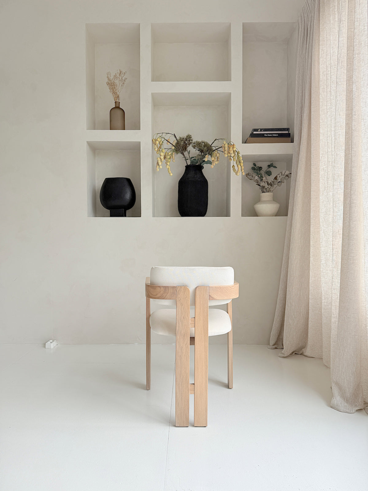 Mokani Japandi eetkamerstoel eikenhout white wash met linnen stof