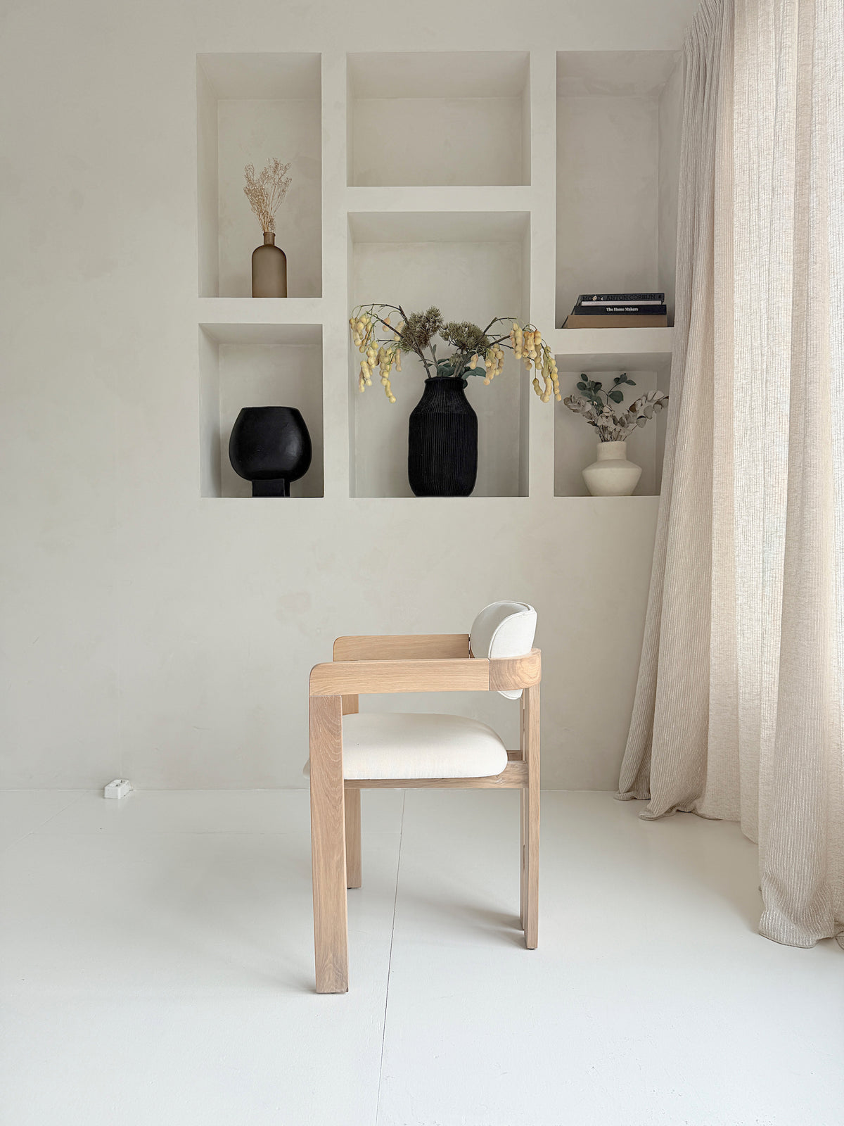 Mokani Japandi eetkamerstoel eikenhout white wash met linnen stof