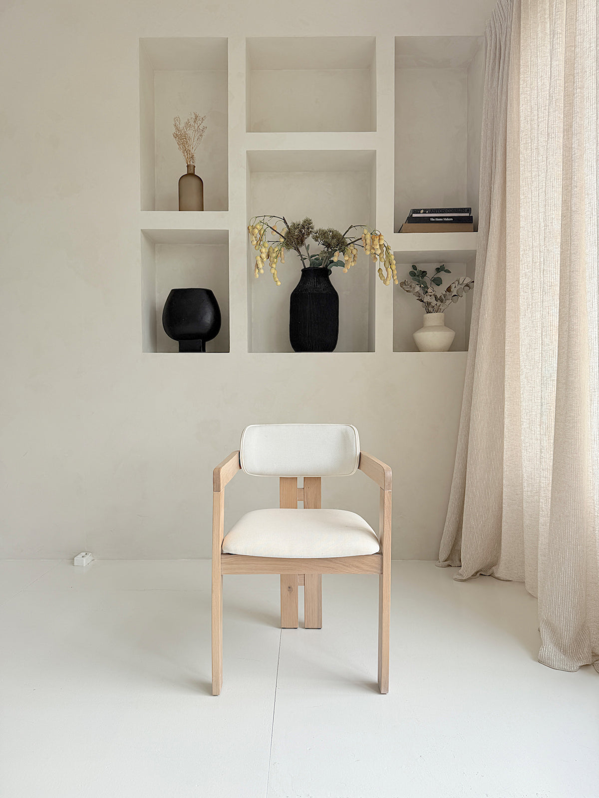 Mokani Japandi eetkamerstoel eikenhout white wash met linnen stof