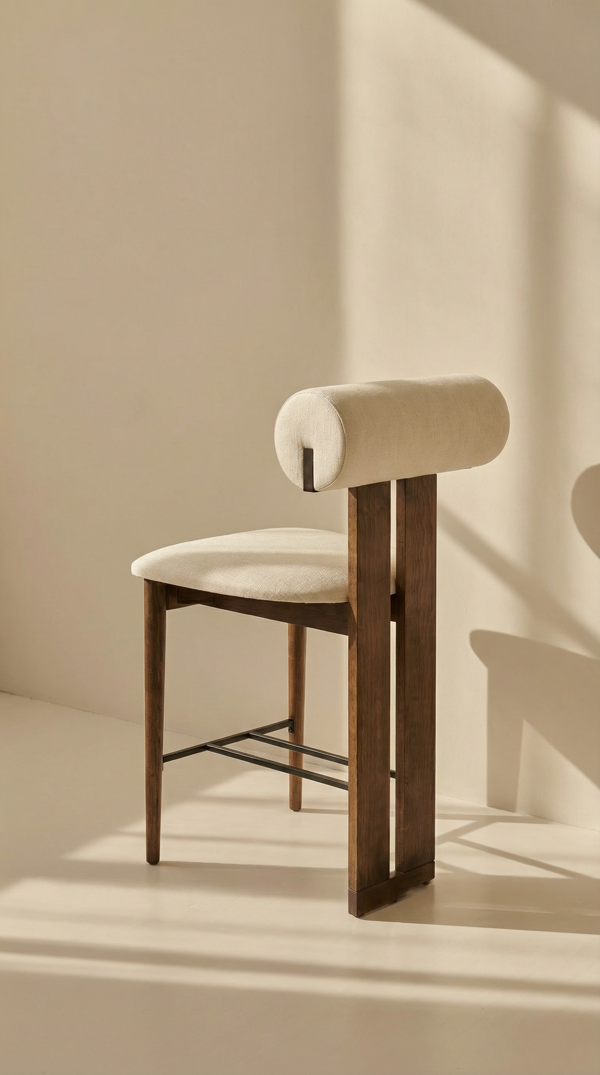 Mokani Japandi Barkruk van Massief Hout met Stoffen Zitting – Minimalistisch & Comfortabel