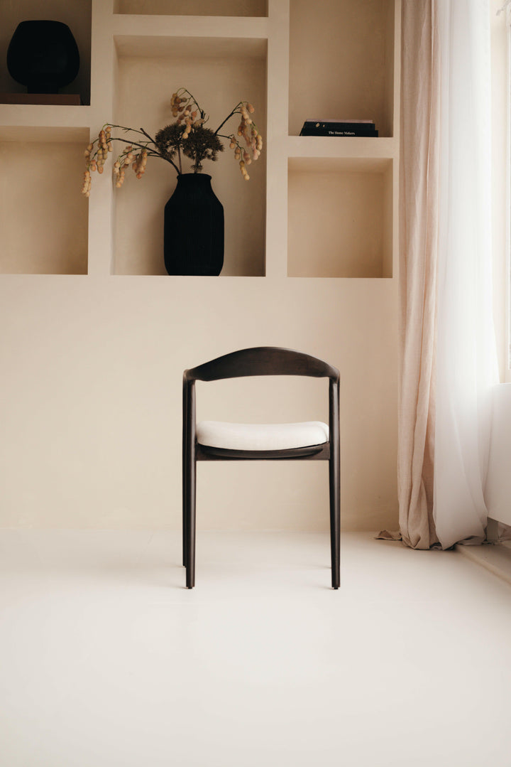 Mokani Minimalistische Japandi Eetkamerstoelen in Walnoot en Eiken met Linnen of Bouclé stof.