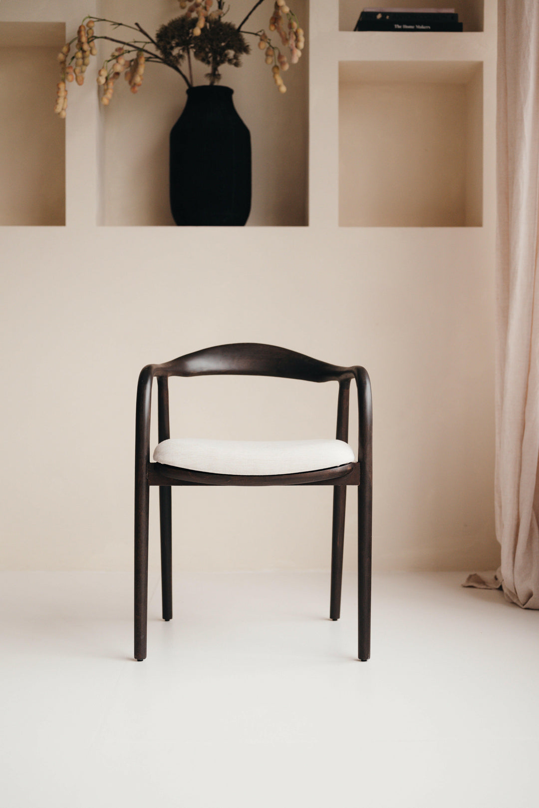 Mokani Minimalistische Japandi Eetkamerstoelen in Walnoot en Eiken met Linnen of Bouclé stof.