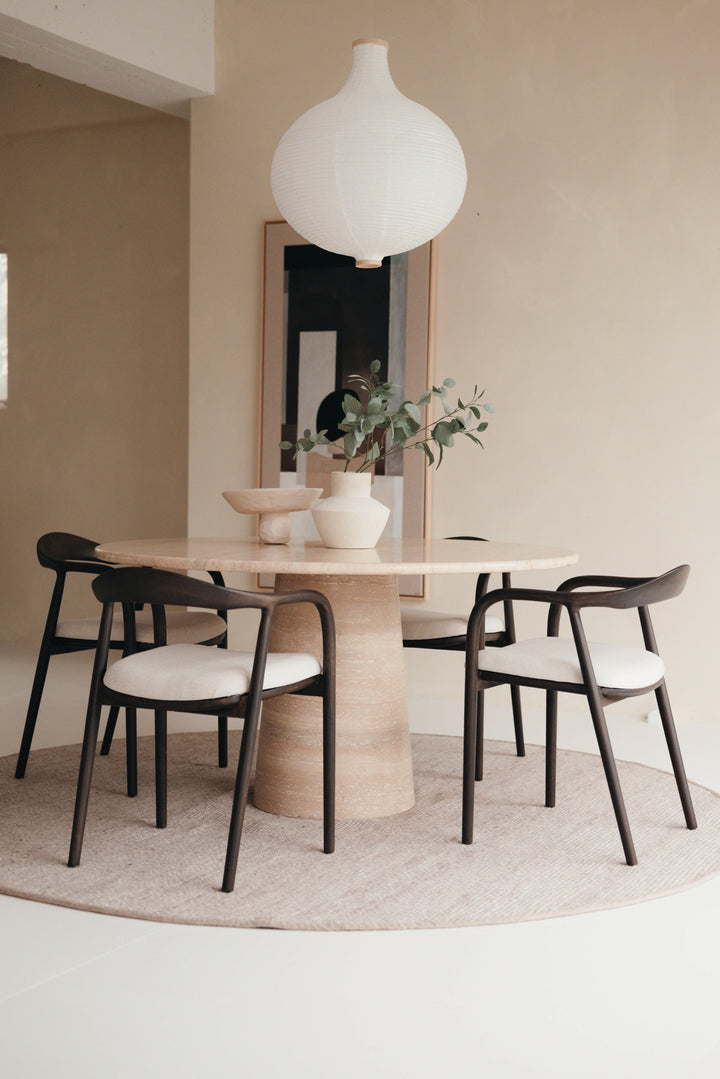 Mokani Minimalistische Japandi Eetkamerstoelen in Walnoot en Eiken met Linnen of Bouclé stof.