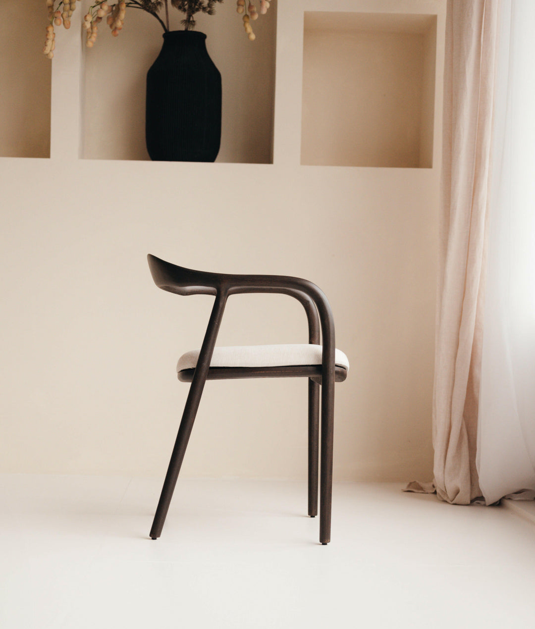 Mokani Minimalistische Japandi Eetkamerstoelen in Walnoot en Eiken met Linnen of Bouclé stof.