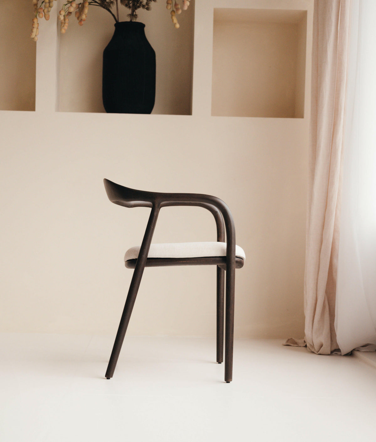 Mokani Minimalistische Japandi Eetkamerstoelen in Walnoot en Eiken met Linnen of Bouclé stof.