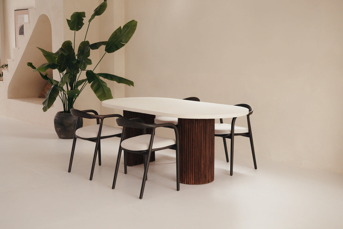 Mokani Minimalistische Japandi Eetkamerstoelen in Walnoot en Eiken met Linnen of Bouclé stof.