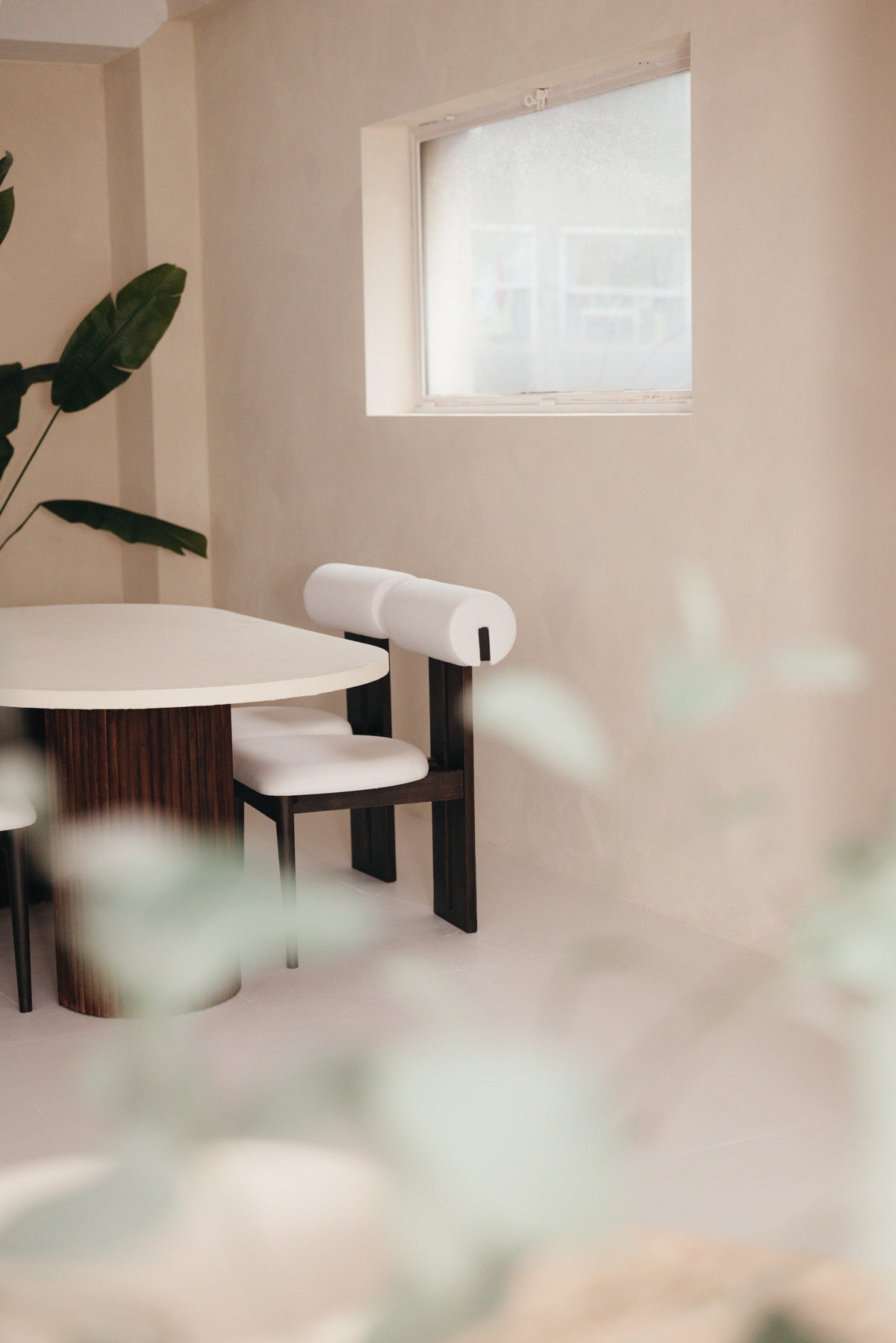 Mokani Japandi Eetkamerstoel – Scandinavisch Japans Ontwerp met Ronde Rugleuning.