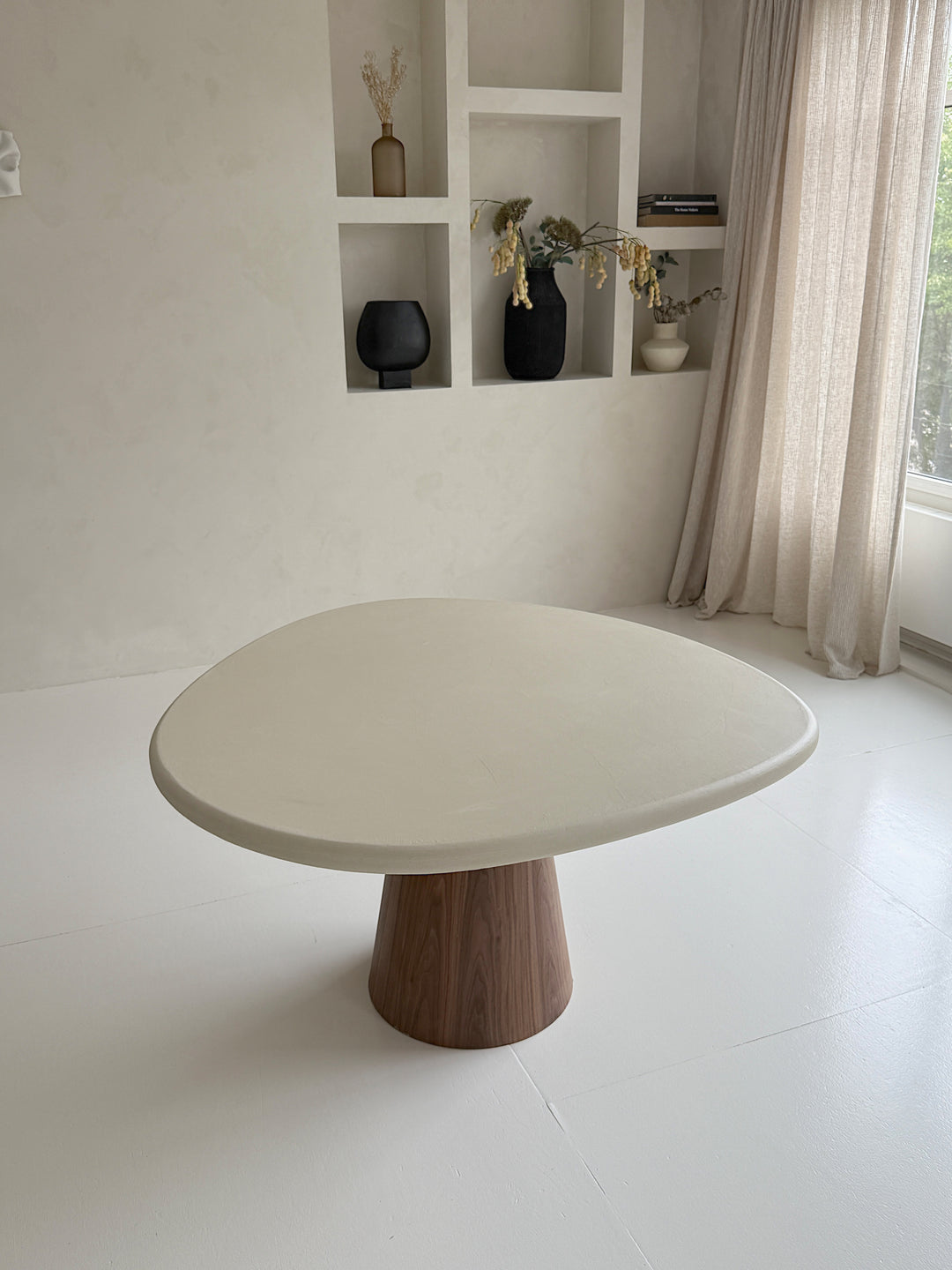 Mokani Organisch Ronde Eettafel – Beton Ciré met Houten Walnootkleur Poot