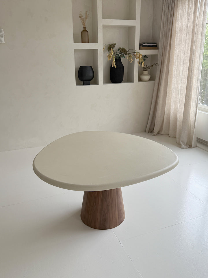 Mokani Organisch Ronde Eettafel – Beton Ciré met Houten Walnootkleur Poot