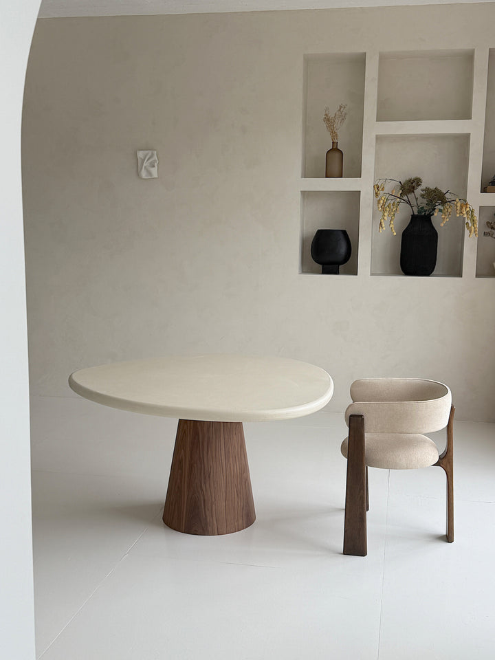 Mokani Organisch Ronde Eettafel – Beton Ciré met Houten Walnootkleur Poot