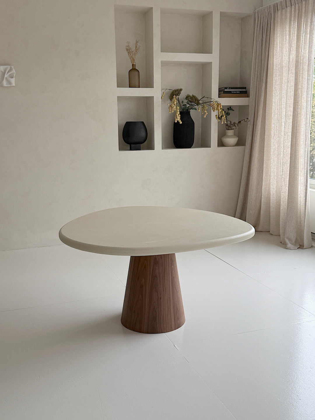 Mokani Organisch Ronde Eettafel – Beton Ciré met Houten Walnootkleur Poot
