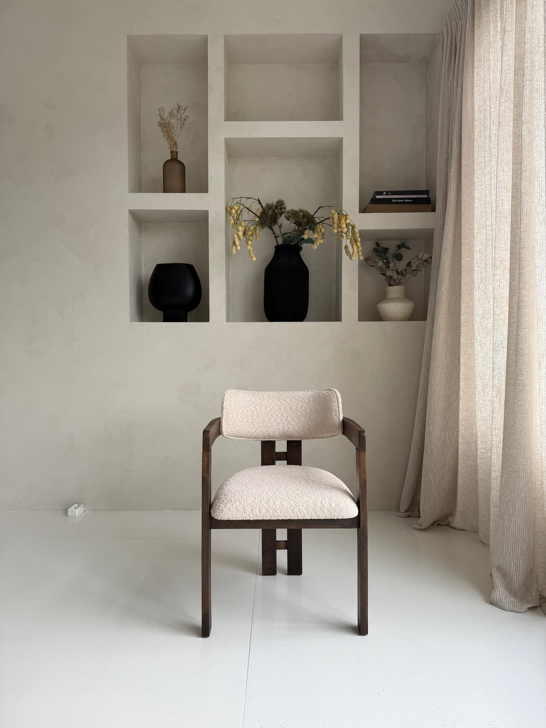 Mokani stijlvolle designstoel met zachte bouclé stof en warme walnoot houten poten