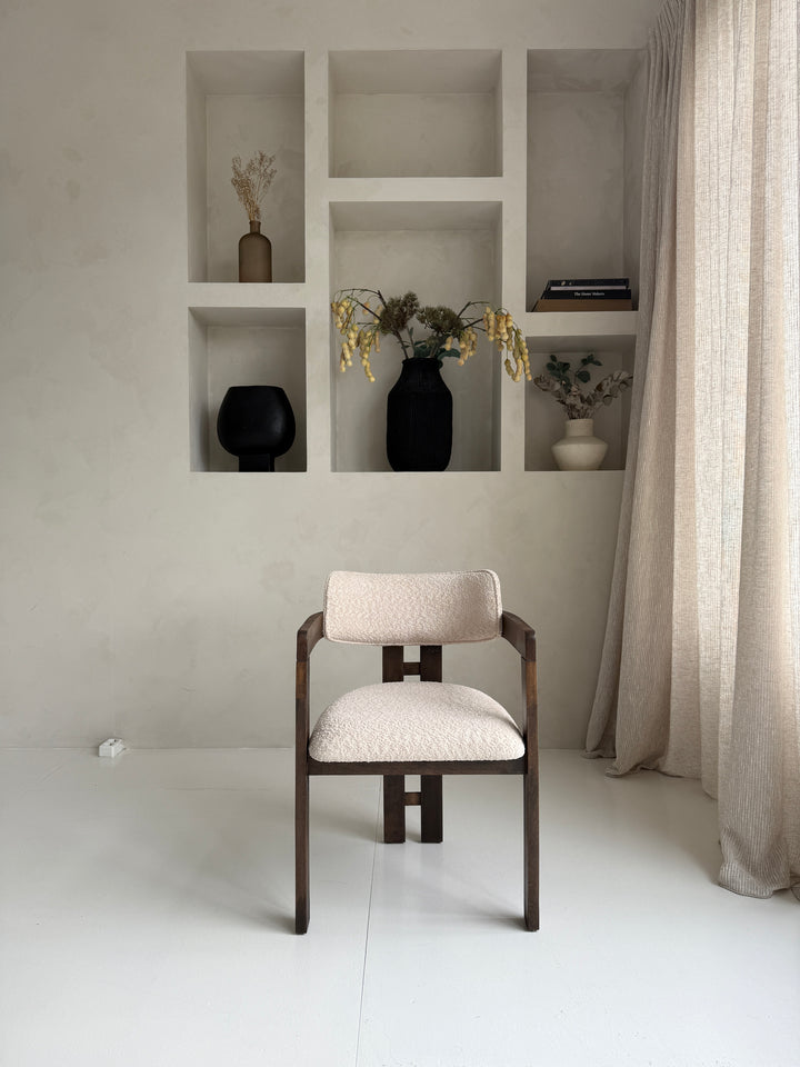 Mokani stijlvolle designstoel met zachte bouclé stof en warme walnoot houten poten