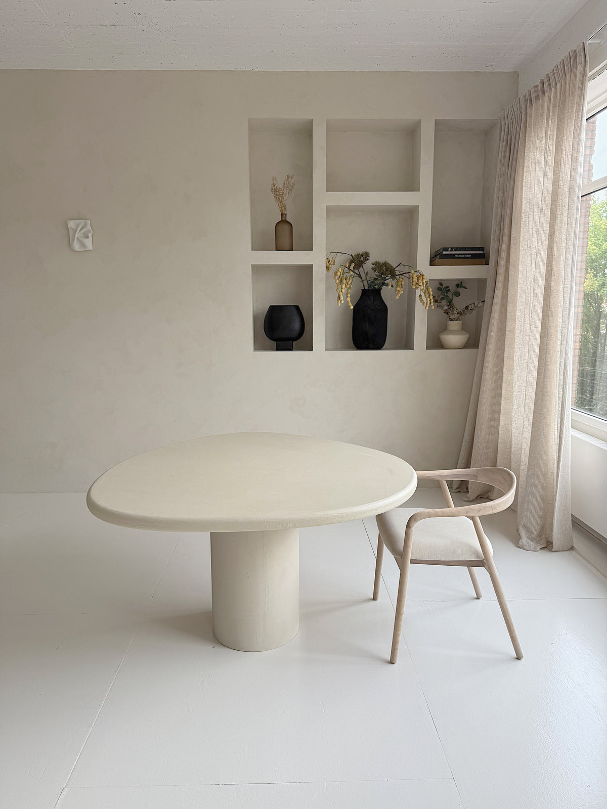 KOKO – Ovale Lavasteen Eettafel met Conische Houten Middenpoot