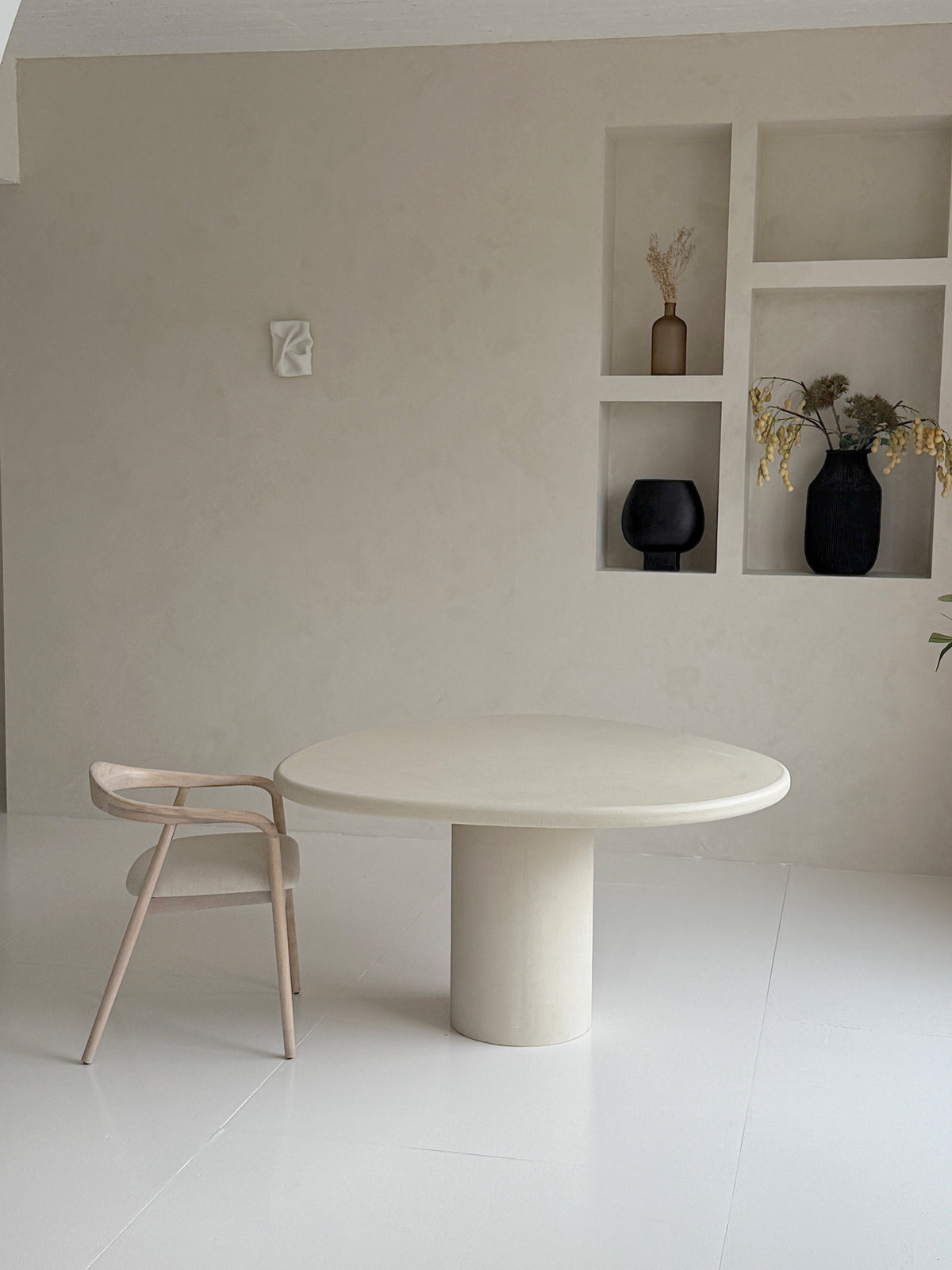 KOKO – Ovale Lavasteen Eettafel met Conische Houten Middenpoot