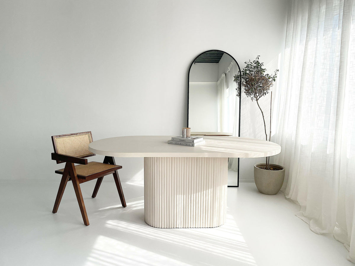 Mokani ovale betoncire eettafel met geribbelde poot.