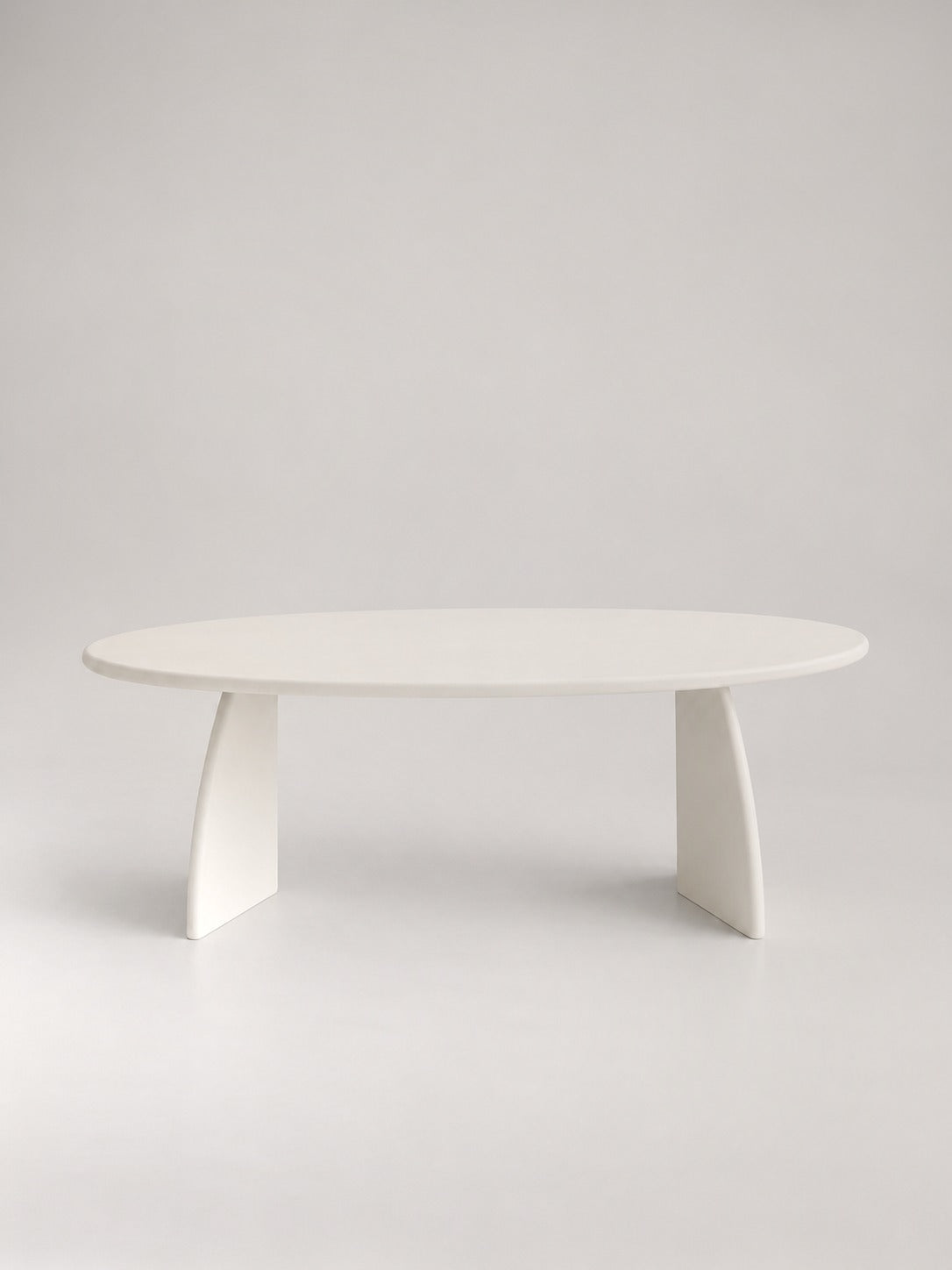 Ovale eettafel in beton ciré, studiofoto