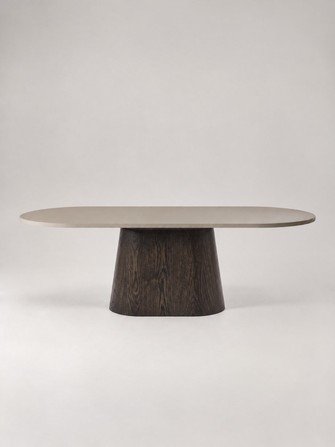 Japandi eettafel in beton ciré op houten sokkel