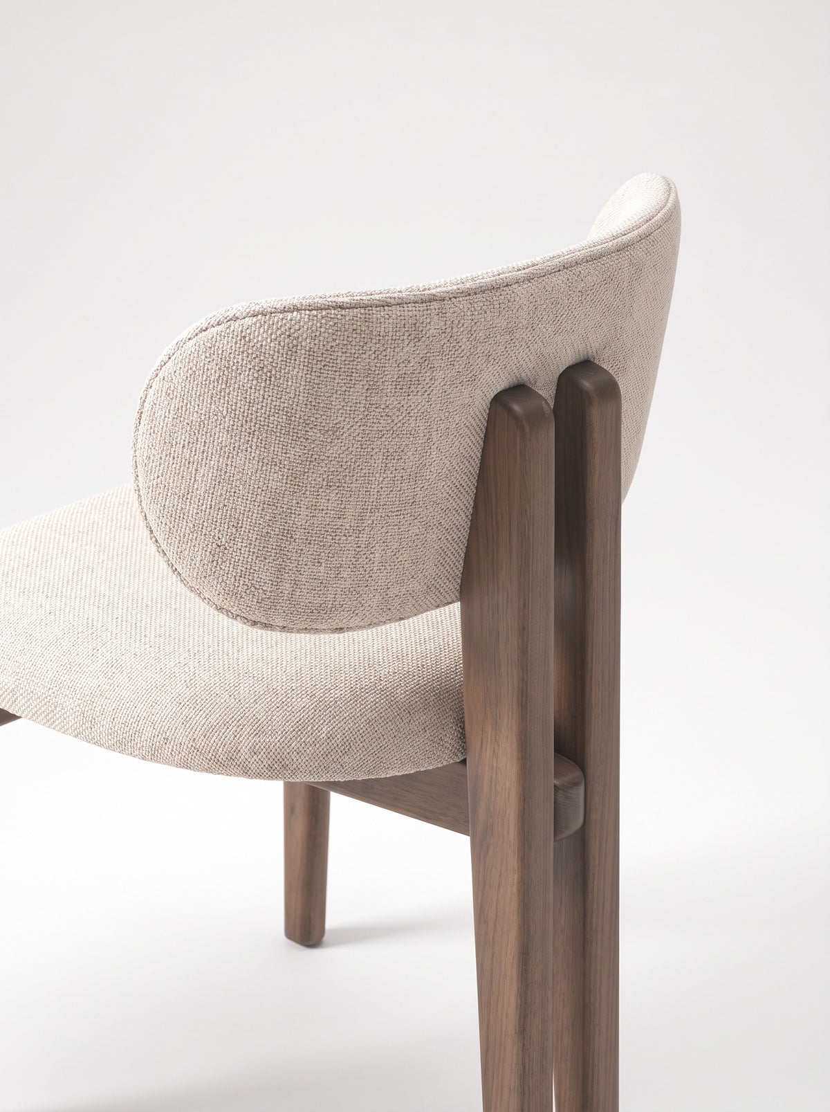 SOREN eetkamerstoel – detail rugleuning en houten staanders