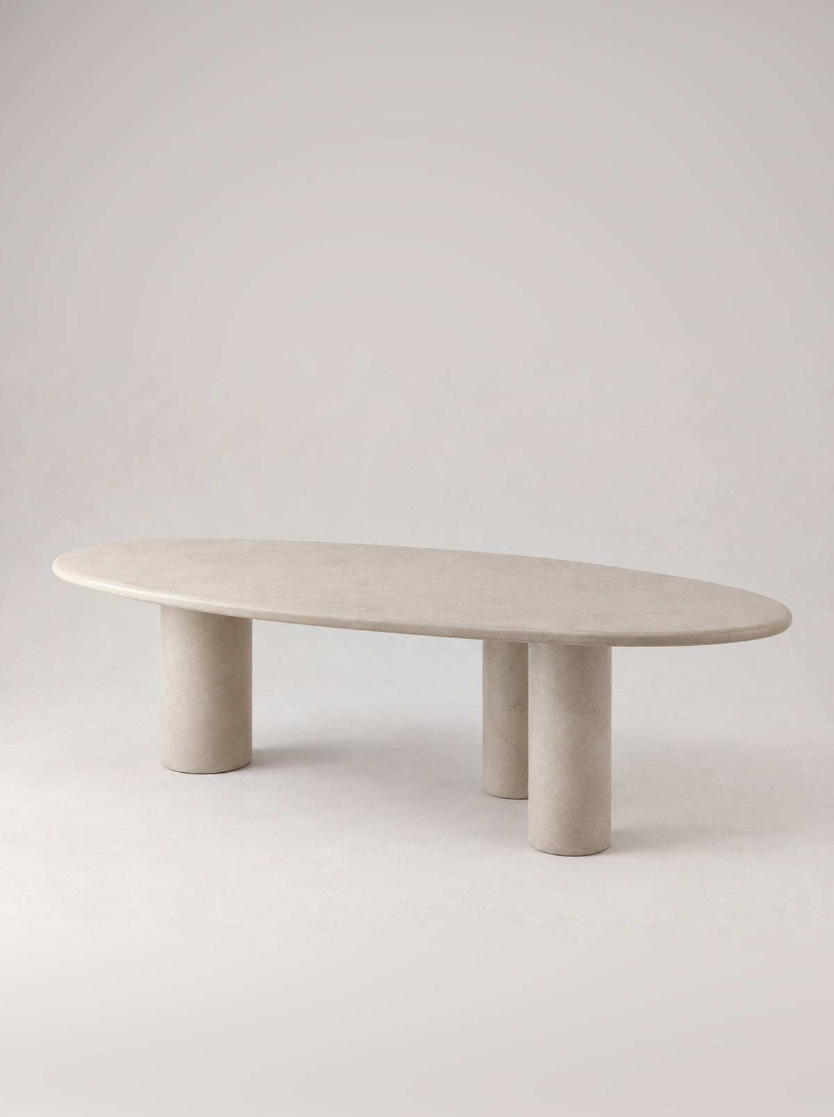 Steen eettafel van schuin opzij, volledig in beton ciré