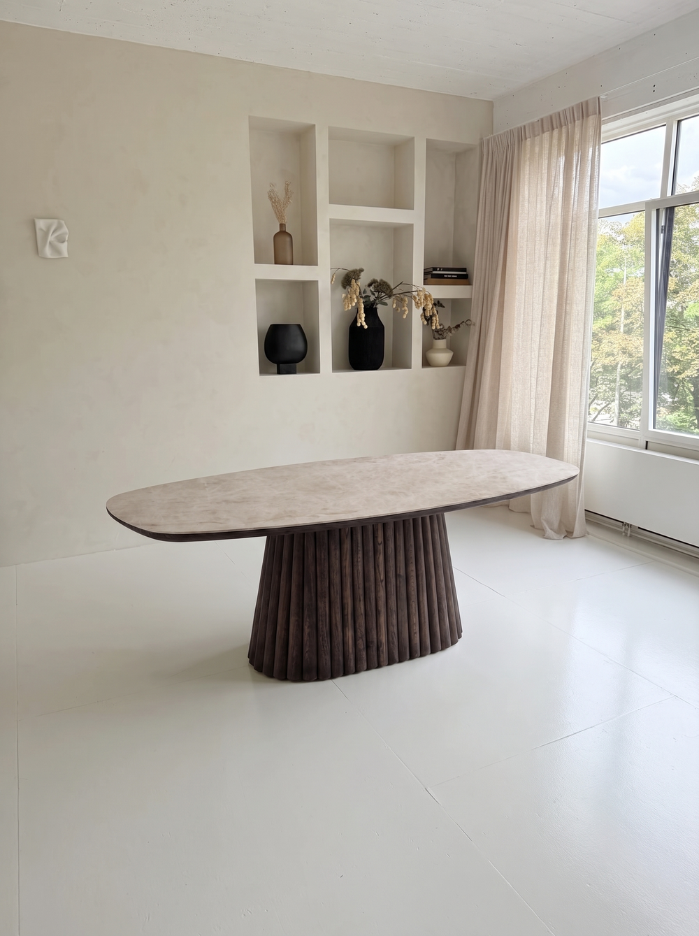 Mokani Taj Mahal eettafel in een lichte woonkamer met stucwerk nissen en linnen gordijnen