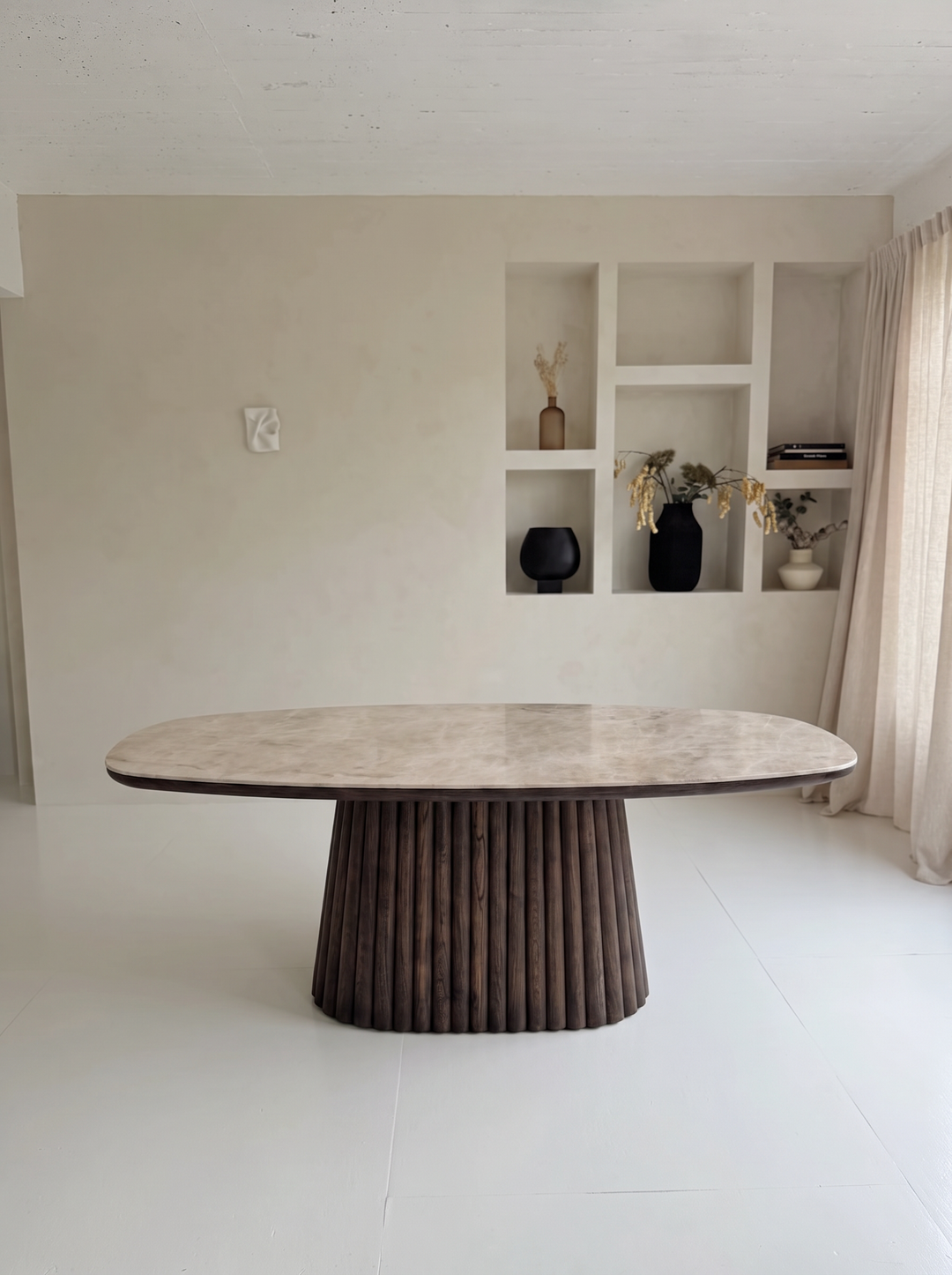 Mokani Taj Mahal eettafel met Deens ovaal keramisch tafelblad en geribbelde conische middenpoot in donker hout
