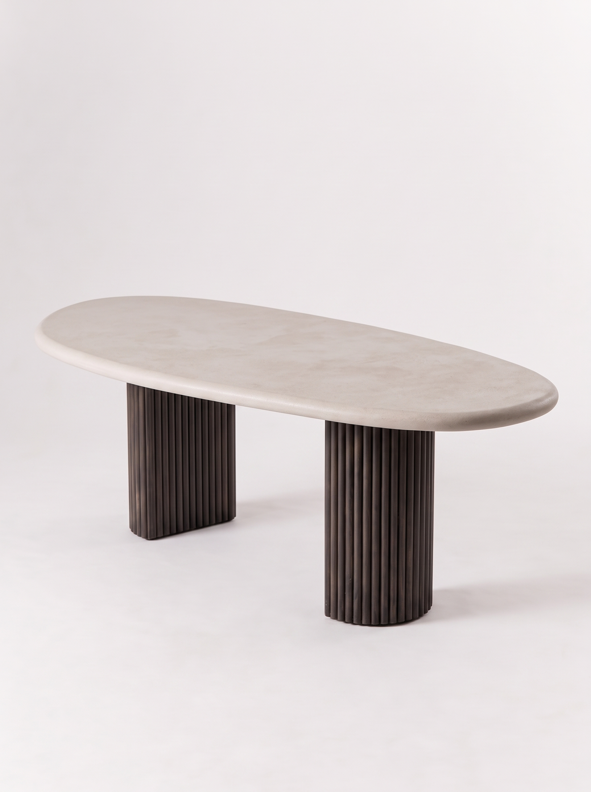 Kiezel eettafel schuin van rechtsvoor