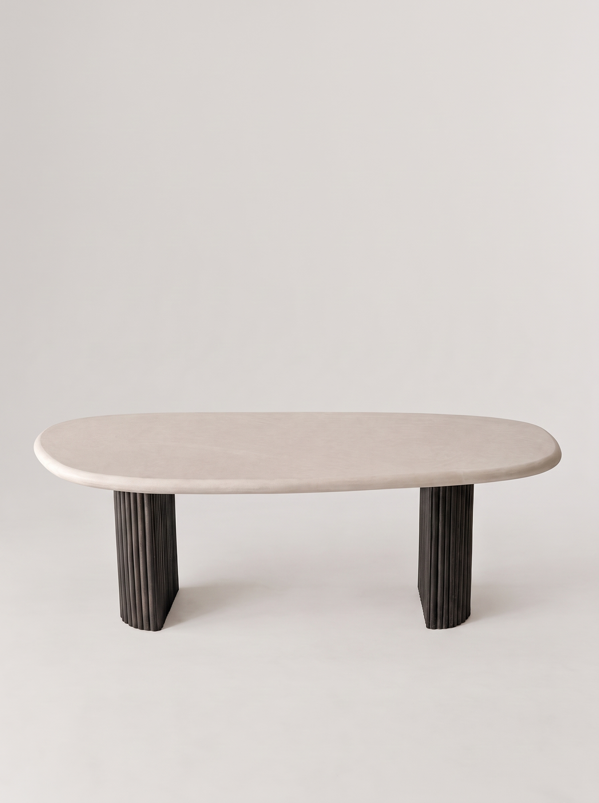 Kiezel eettafel gecentreerd, studiofoto