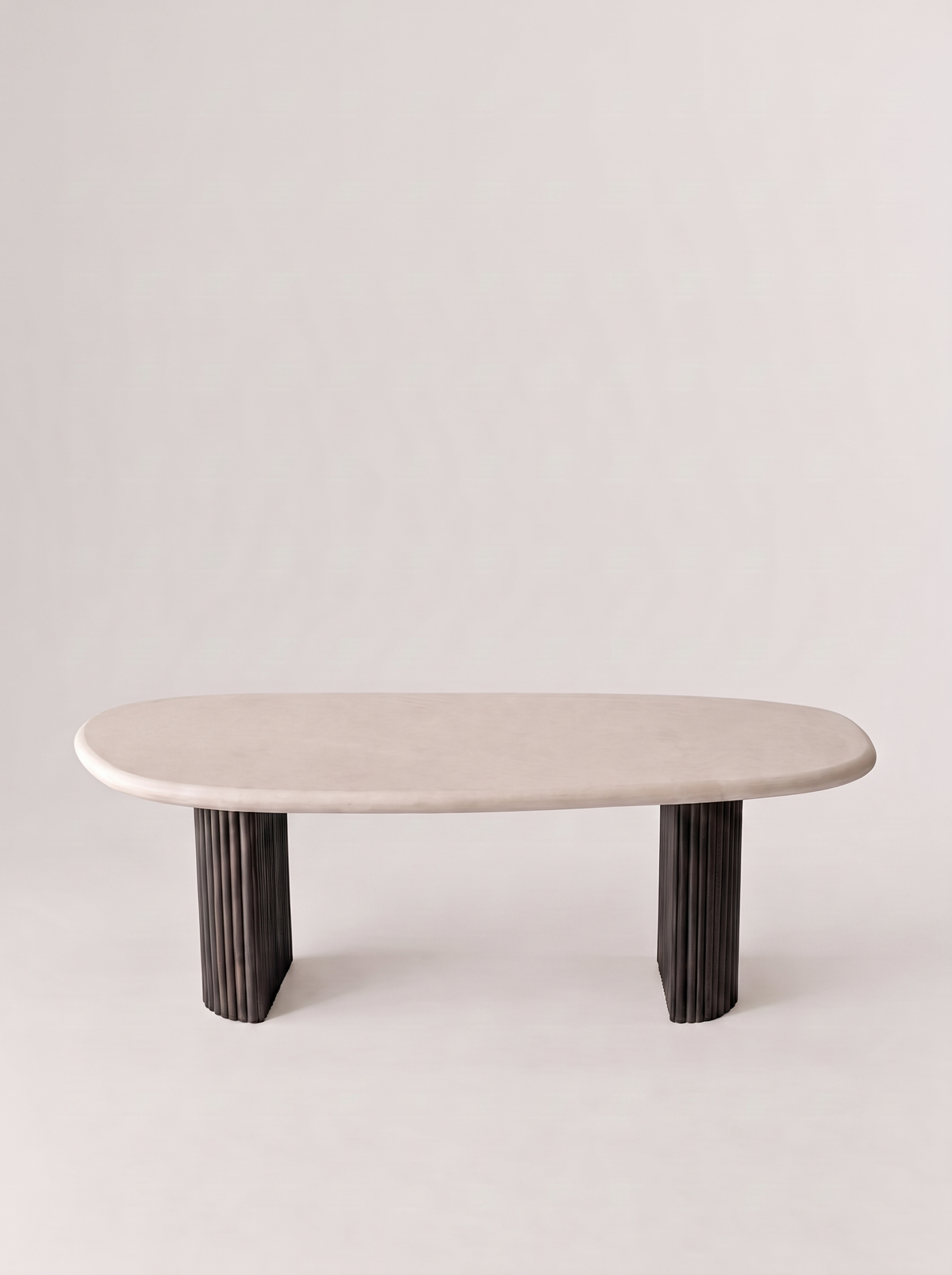 Kiezel eettafel in beton ciré, studiofoto