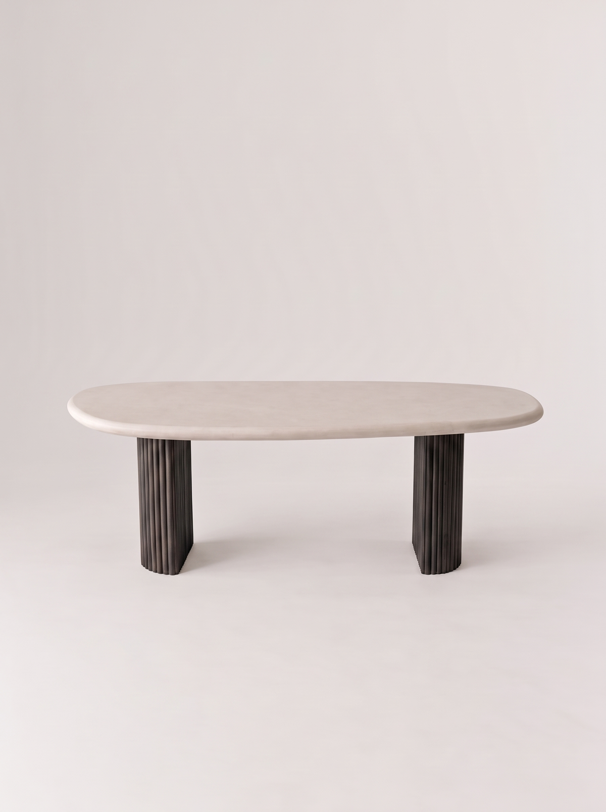 Kiezel eettafel met donkere geribde poten, studiofoto