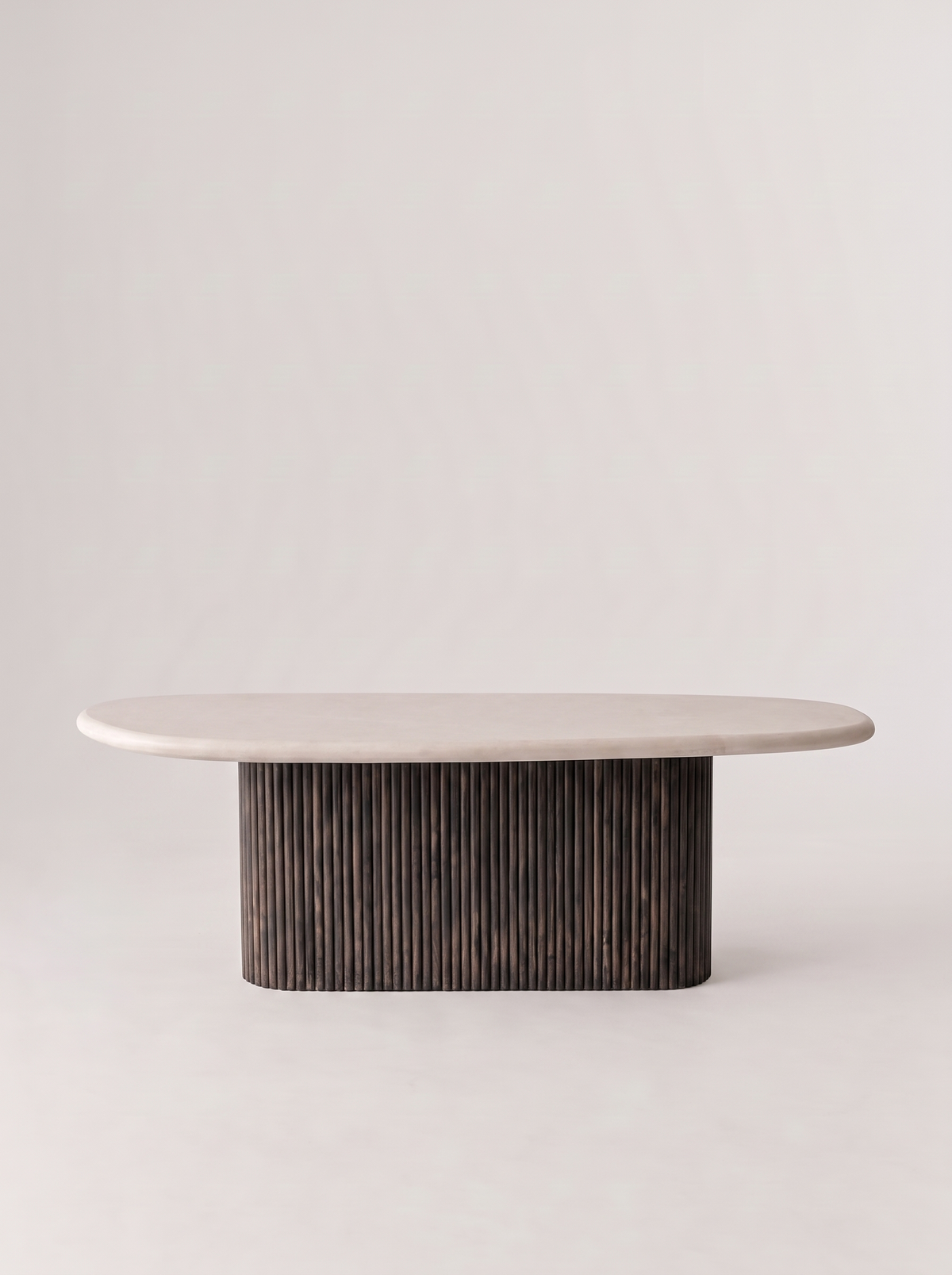Kiezel eettafel met geribde middenpoot, vooraanzicht