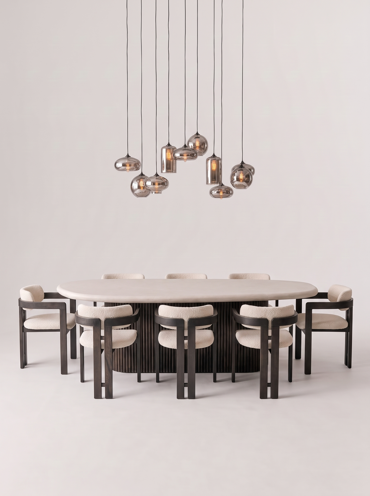 Kiezel eettafel met stoelen en glazen hanglampen
