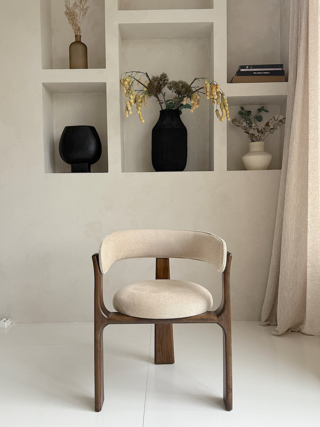 Mokani Japandi eetkamerstoel – linnen bekleding & donker walnoot hout