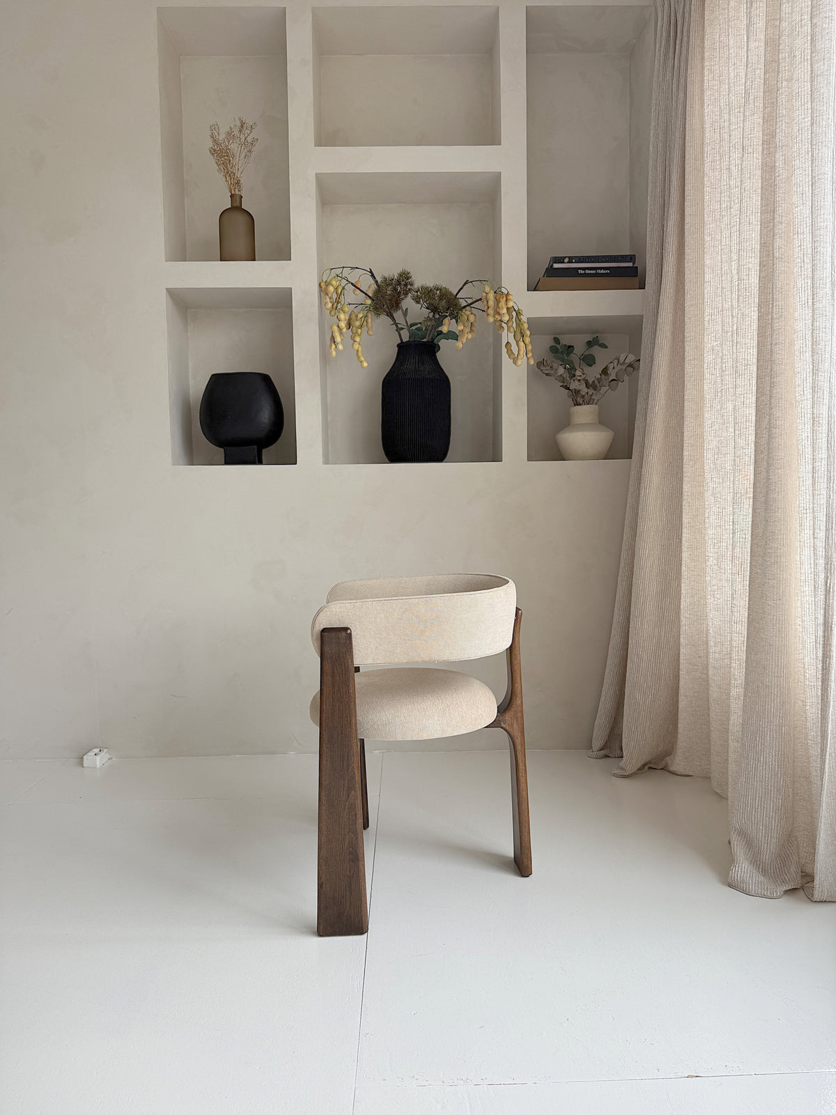 Mokani Japandi eetkamerstoel – linnen bekleding & donker walnoot hout