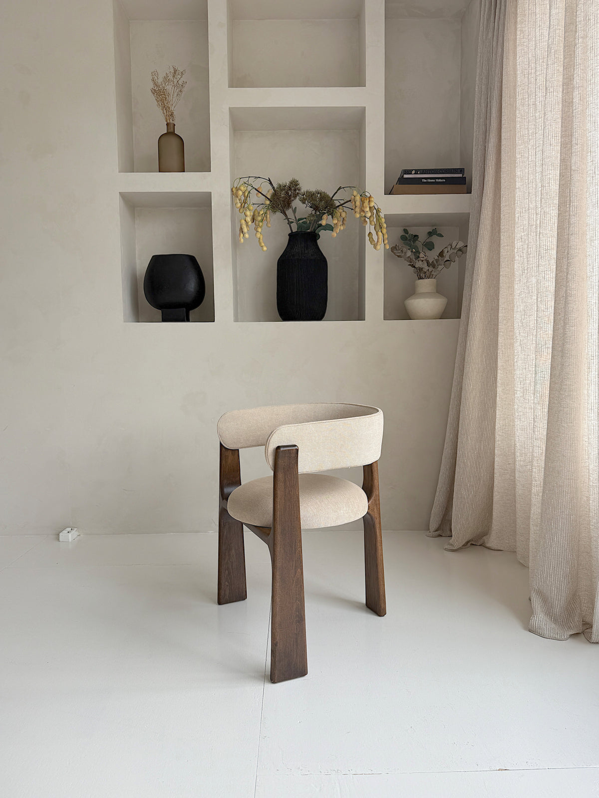 Mokani Japandi eetkamerstoel – linnen bekleding & donker walnoot hout