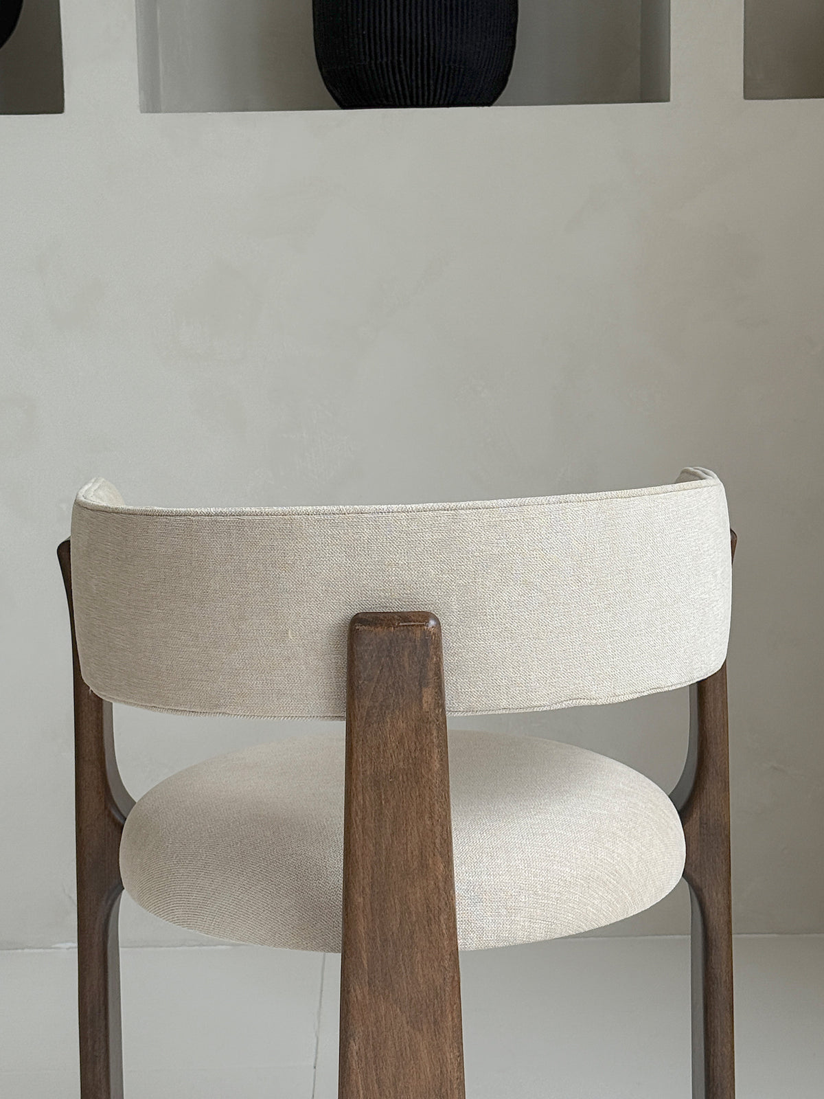 Mokani Japandi eetkamerstoel – linnen bekleding & donker walnoot hout