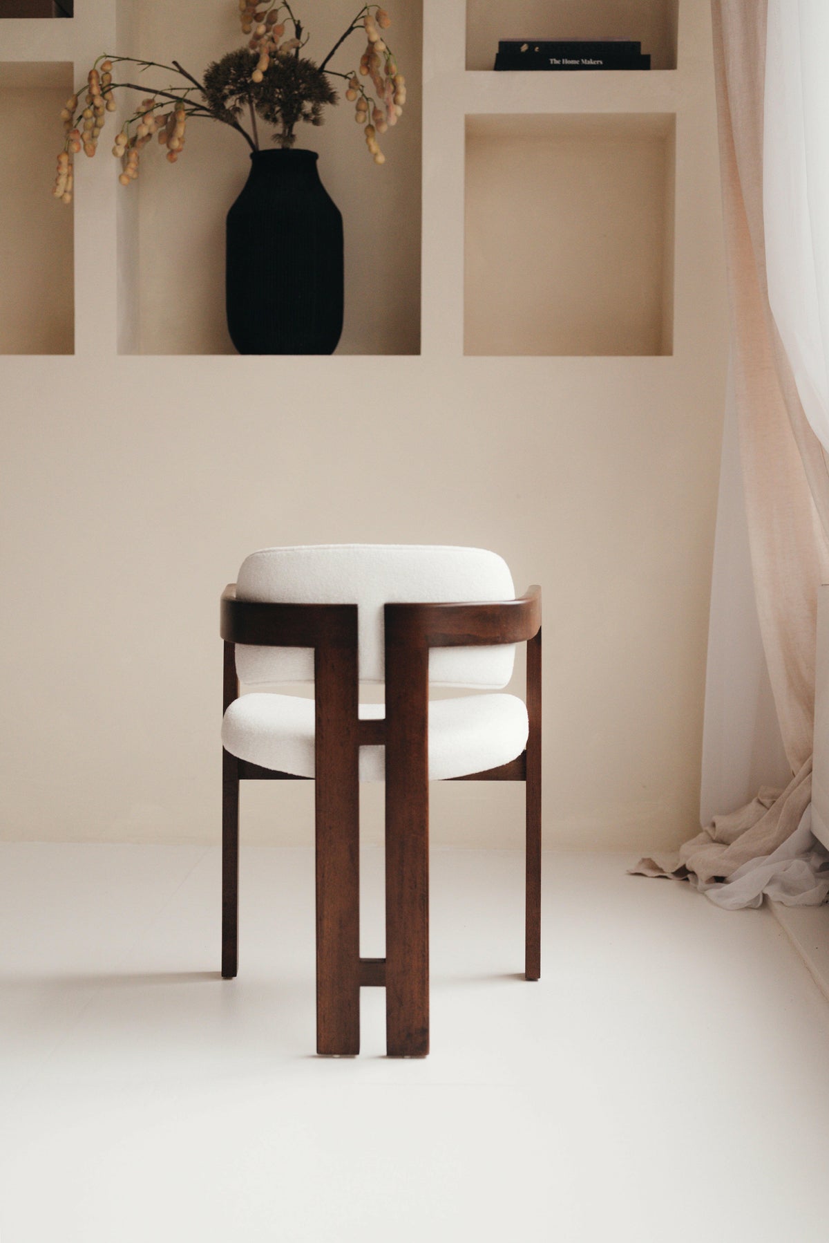 Mokani Japandi Eetkamerstoel – Tijdloos Scandinavisch Design met Walnoot hout kleur.