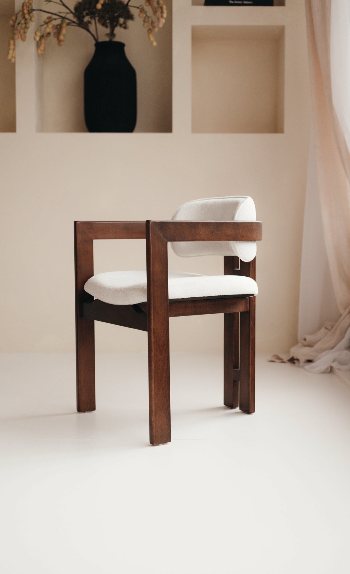 Mokani Japandi Eetkamerstoel – Tijdloos Scandinavisch Design met Walnoot hout kleur.