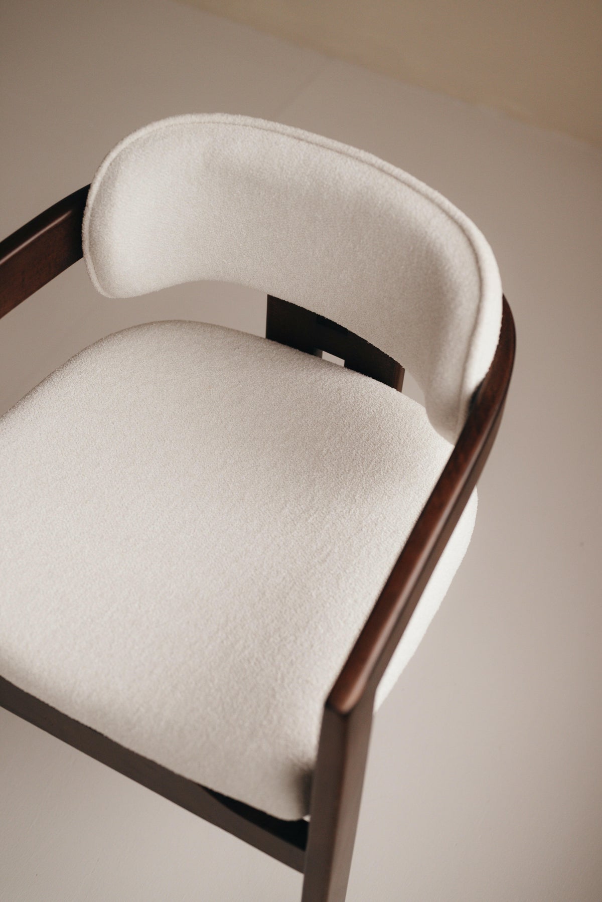 Mokani Japandi Eetkamerstoel – Tijdloos Scandinavisch Design met Walnoot hout kleur.