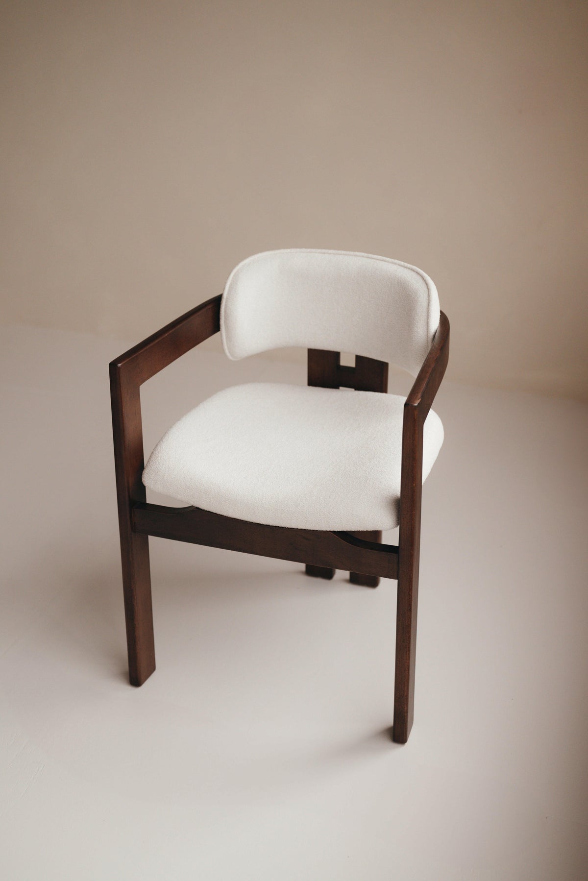 Mokani Japandi Eetkamerstoel – Tijdloos Scandinavisch Design met Walnoot hout kleur.
